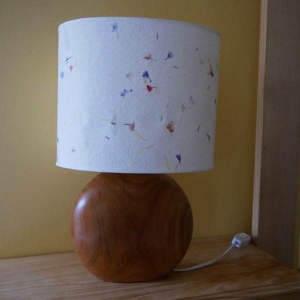 Pied de lampe tourné