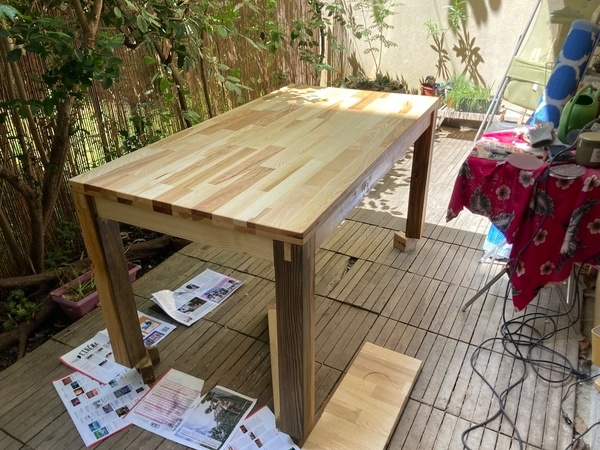Table rustique à la main