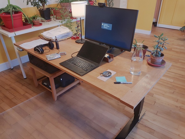 Plateau de bureau avec alèses et chevilles à la tire