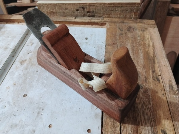 Petit rabot en bois. Et quelques expressions nouchi.