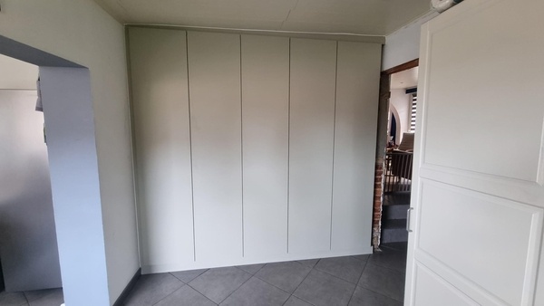 Placard de rangement dans une cuisine.