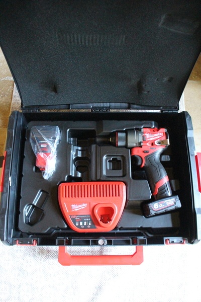 Pack Milwaukee Perceuse à Percussion Chargeur 2 Batteries 6Ah Neuf