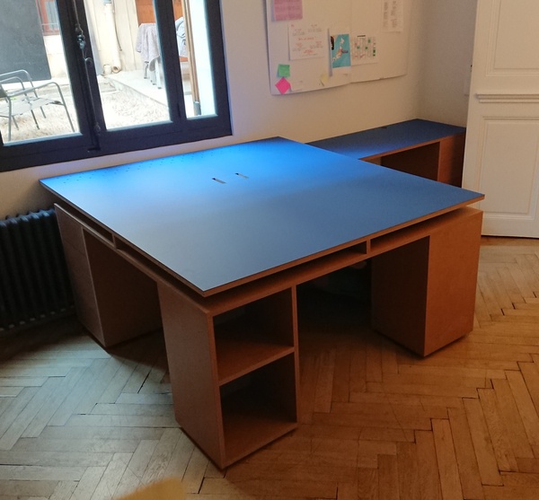 Bureaux partagés en mdf et linoléum