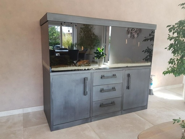 Meuble aquarium en chêne lamellé collé