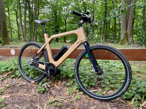 Vélo électrique en bois