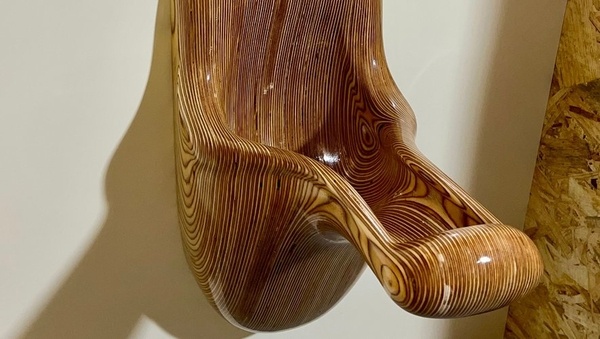 Isis, le premier urinoir féminin debout sans eau, et… en bois !