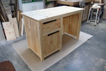 Un bureau en pin