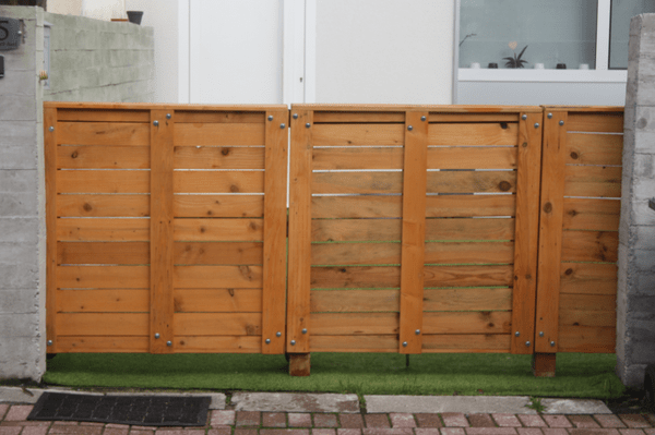 Portail sur roulettes en palettes