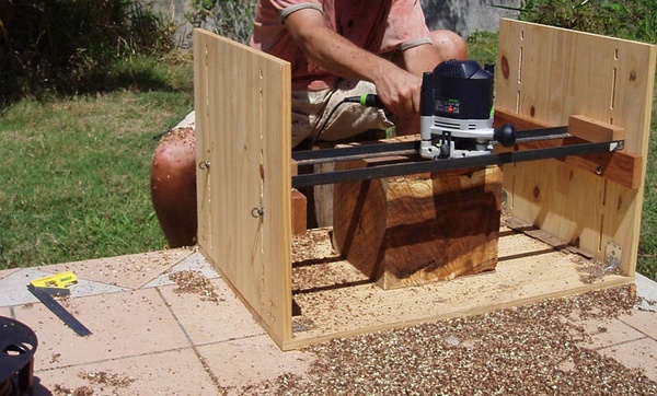 Tabouret "rablé" taillé dans un bloc