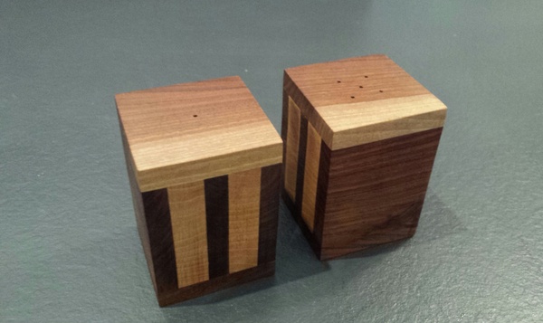 Une salière et une poivrière