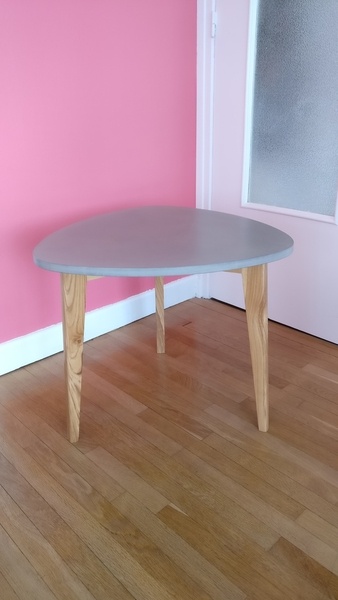 Table basse avec plateau en valchromat gris