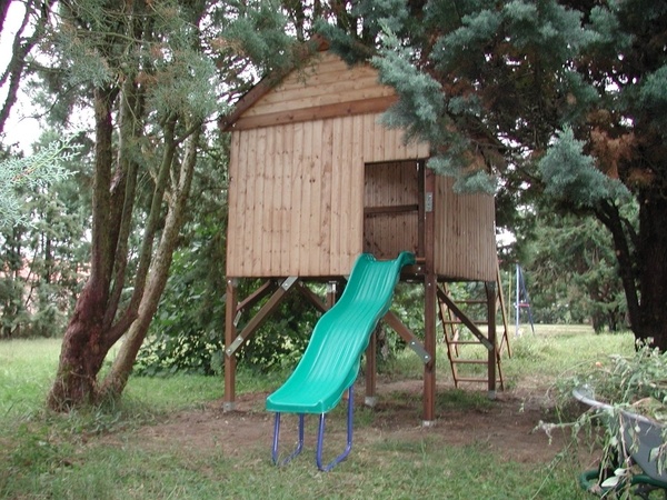 Cabane pour enfants sur pilotis