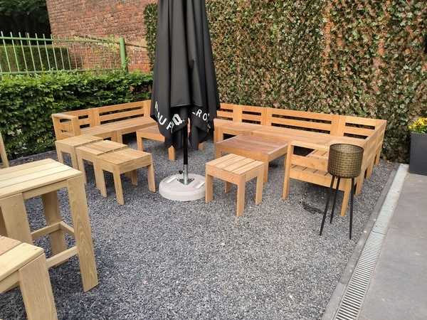 Amenagement d'une terasse, salon de jardin et table haute en robinier
