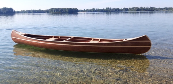 Canoë en red cedar et frêne.