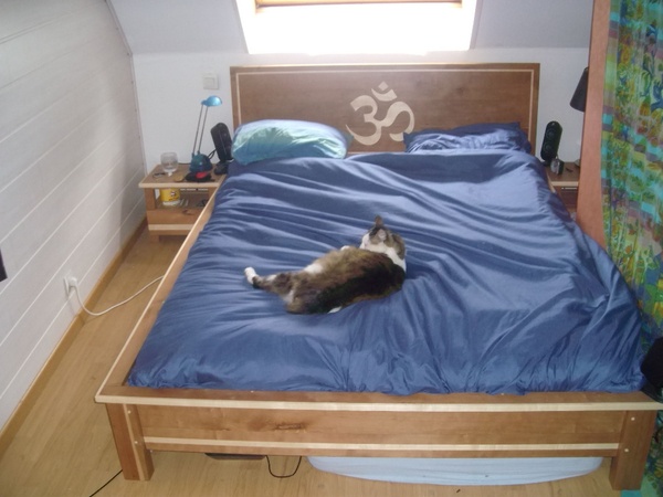 Un lit et ses tables de chevets