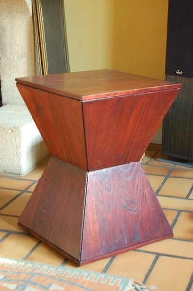 Tabouret pyramidal