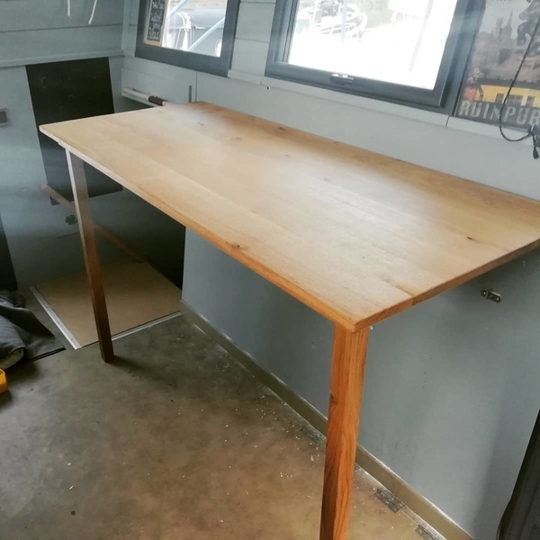 Table haute pliante dans une timonerie