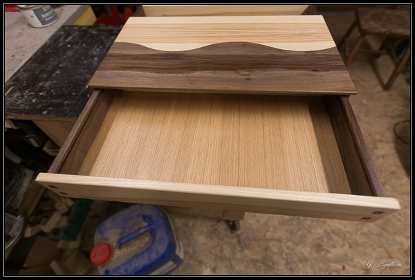 Support d'ordinateur en frêne et noyer d'amérique