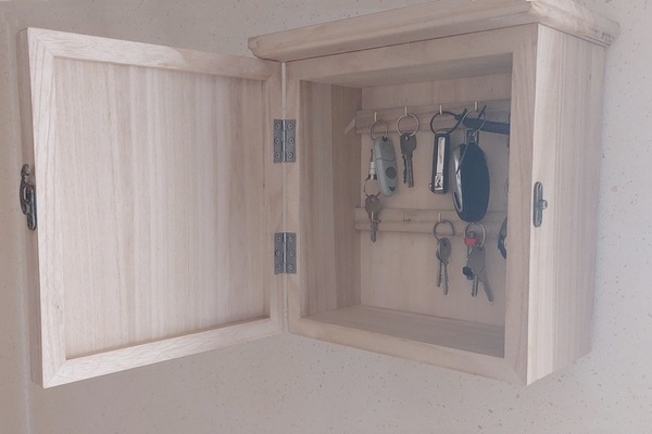 Boite à clés avec compartiment secret