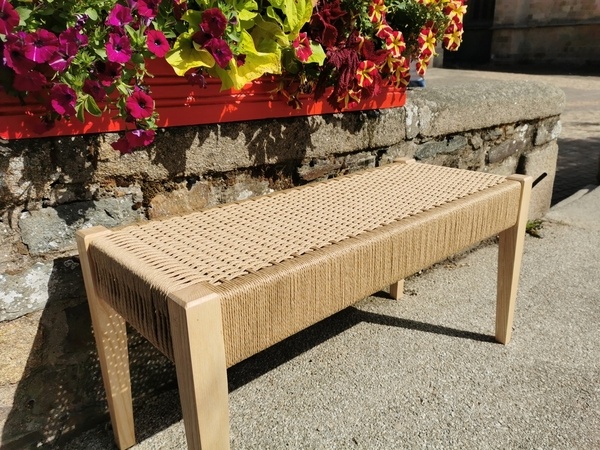 Banc avec assise traissée.