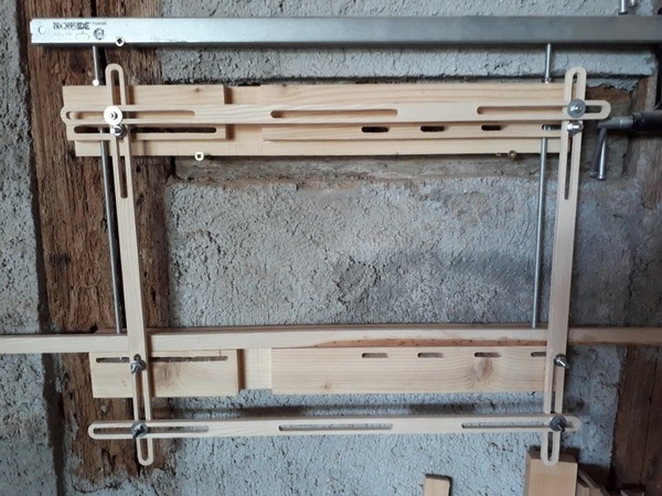 Montage d'usinage pour cadres à la défonceuse