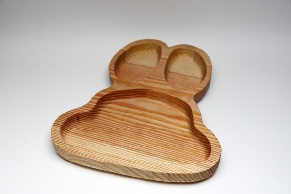 Une assiette pour bébé et une boîte à dent