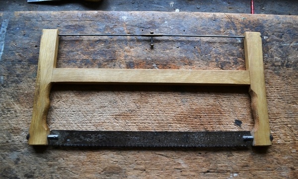 Cadre de scie à araser, sorti d'une bûche