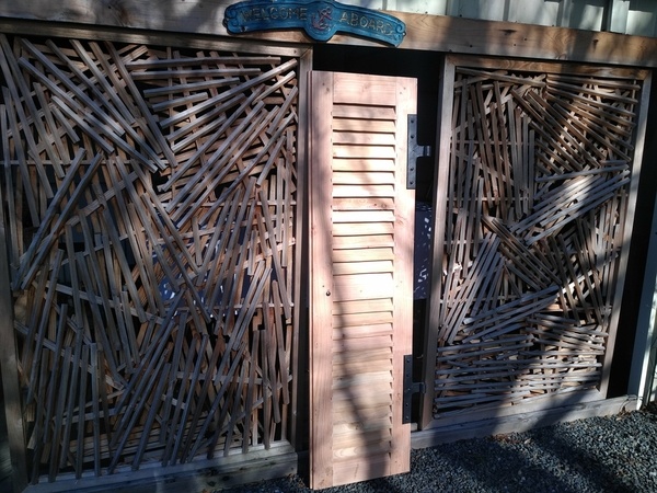 Persienne aux outils à main