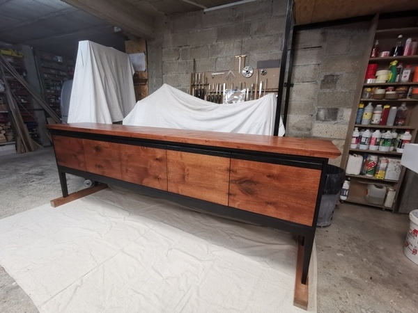 Buffet noyer 2,8ml de longueur - tranchage plateau à la merluche