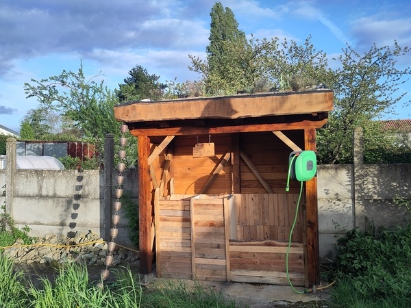Construction d'un abri à compost en châtaignier avec toit végétal