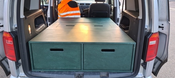Aménagement d'un véhicule utilitaire type CADDY en Valchromat