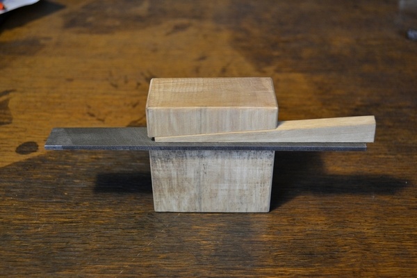 Gabarit de nivelage, pour niveler la denture d'une scie