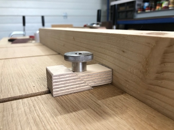 Une butée qui serre et qui plaque en trois coups de scie