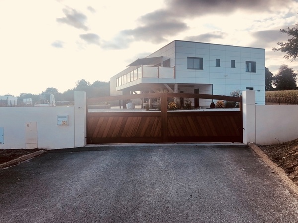 Portail de clôture.