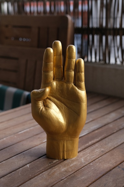 Main d'or et coeur de bois