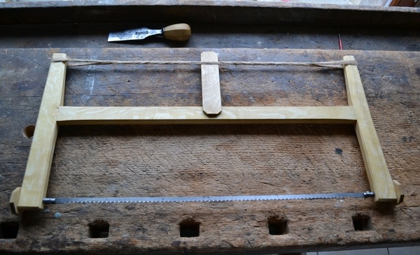 Cadre de scie à chantourner, sorti d'une bûche