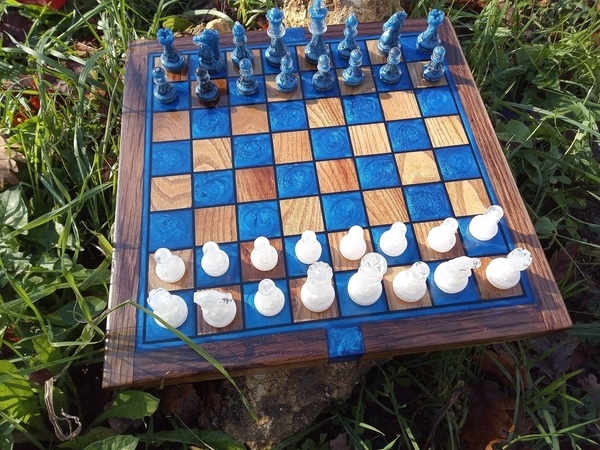 Jeu d'echecs en chene et epoxy