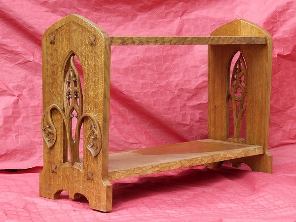 Étagère d'inspiration gothique