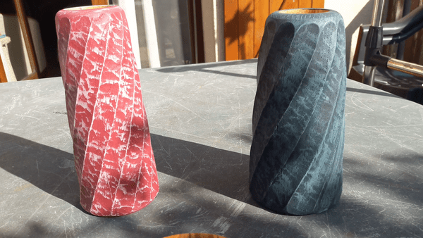 Vase tourné, sculpté puis peint