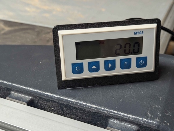 Afficheur numérique sur guide parallèle de scie à format