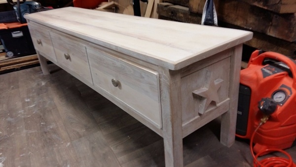 Un joli banc de lit étoilé