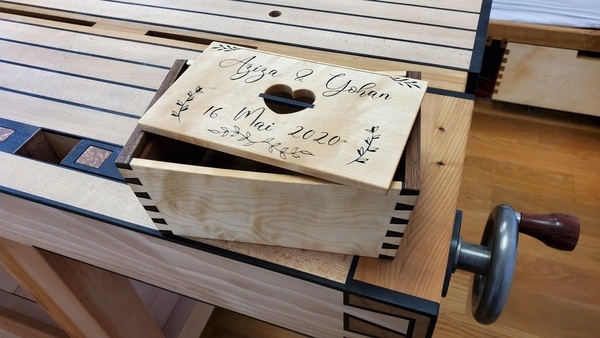 Boîte mariage avec doubles queues d'arondes inclinées