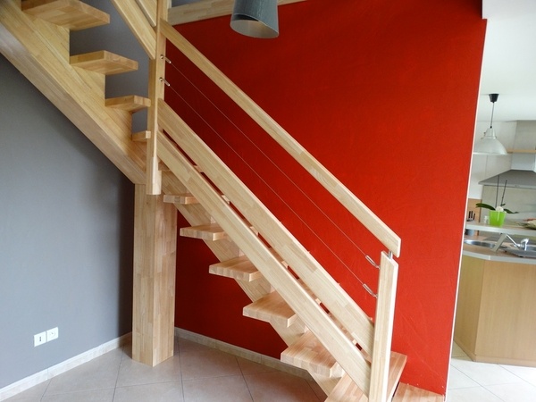 Escalier limon central 100 % bois