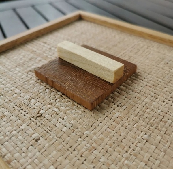 Boîte en raffia, chêne et érable sycomore