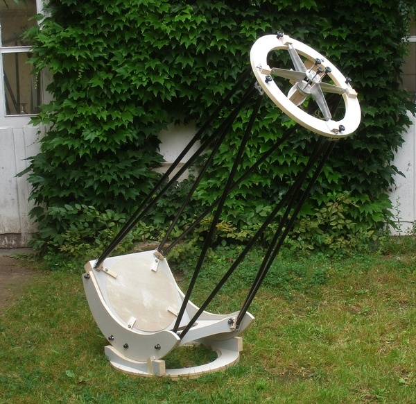 Télescope en kevlar, fibre de verre et un peu de bois...