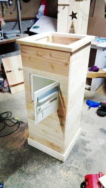 Bac de fleurs,plantes avec une boite lettre integree