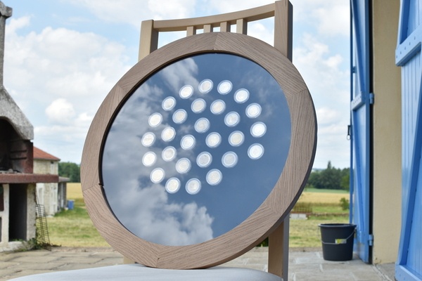 Désolé pour la qualité des images, mais j'avais des difficultés à le prendre en photo à cause des reflets.