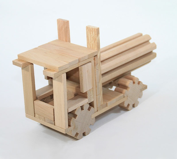 Jouet en bois : le camion citerne