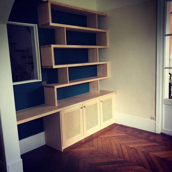 Bibliothèque contemporaine en frêne massif