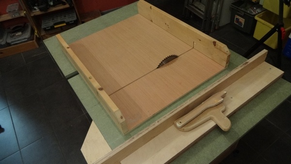 Petite scie sous table modeste